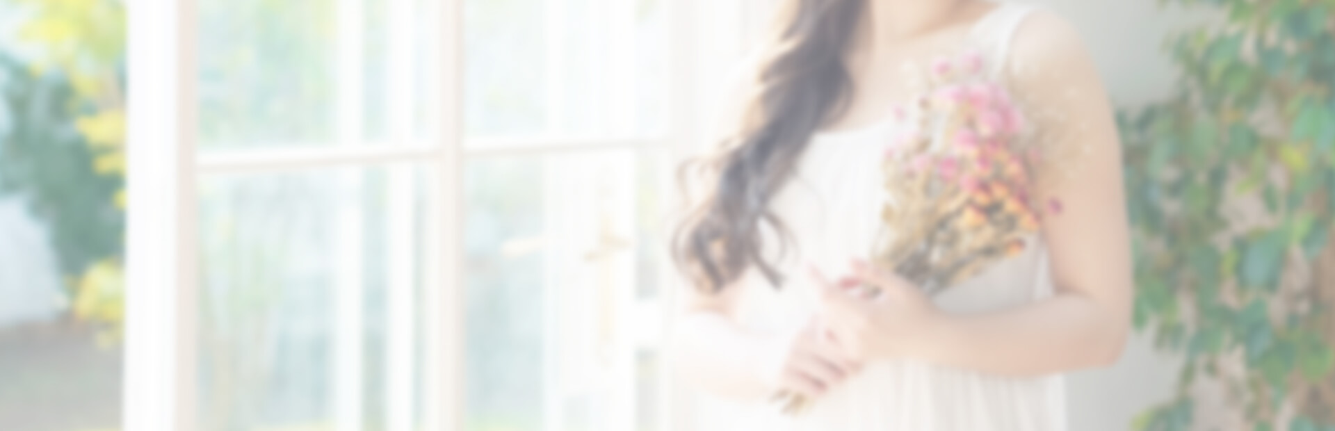 花束を持った肌の美しい女性イメージ